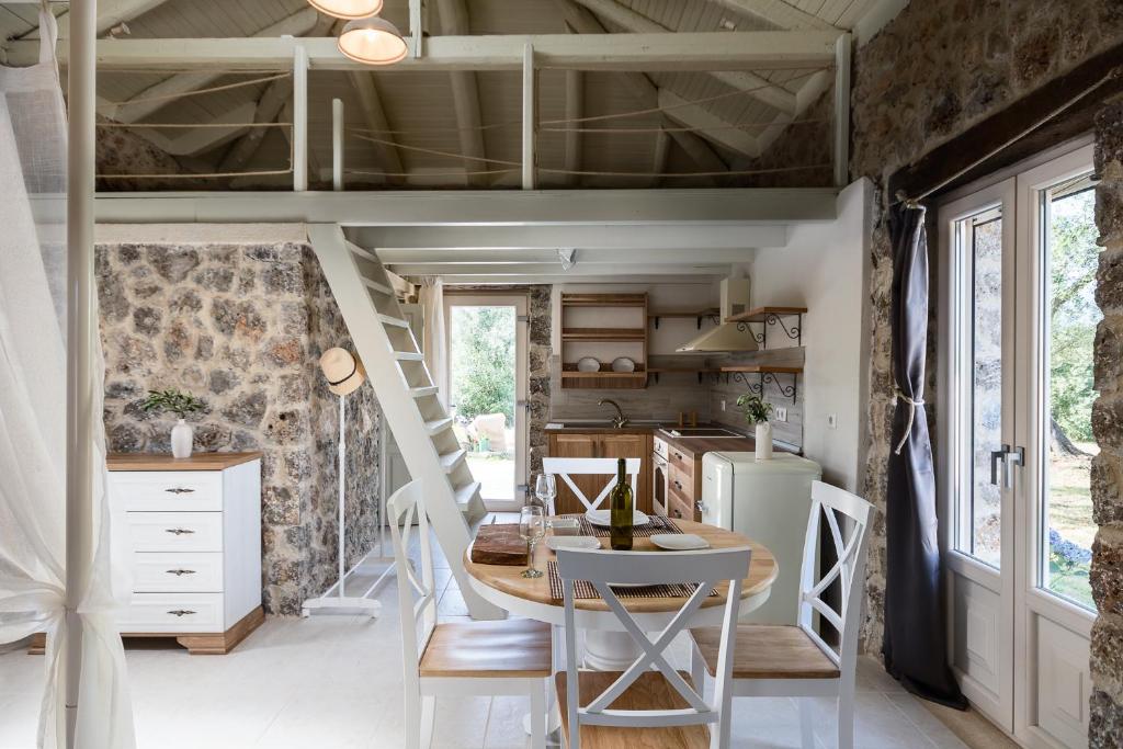 The Wild Cyclamen stone house and estate photo 2