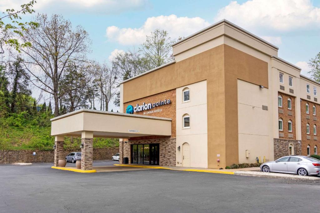 Clarion Pointe Charlottesville image