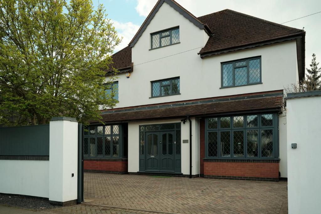 Modern Spacious House - Sleeps 16, Free Parking, Sun Terrace - Tap to explore photos