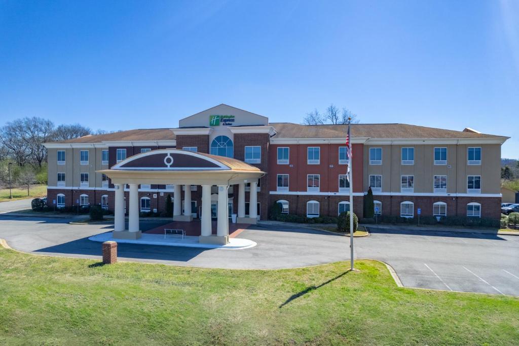 Holiday Inn Express Hotel & Suites Talladega, an IHG Hotel image