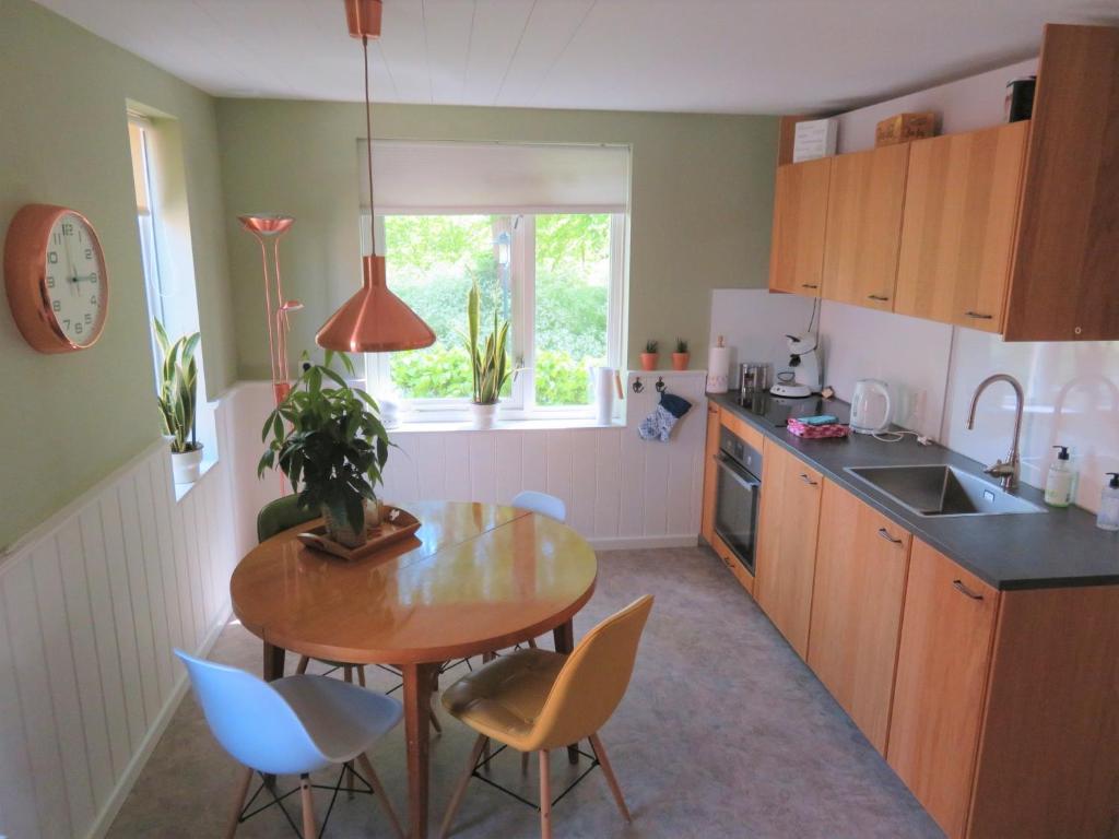 Holiday apartment with free parking Boven Jan Enkhuizen photo 3