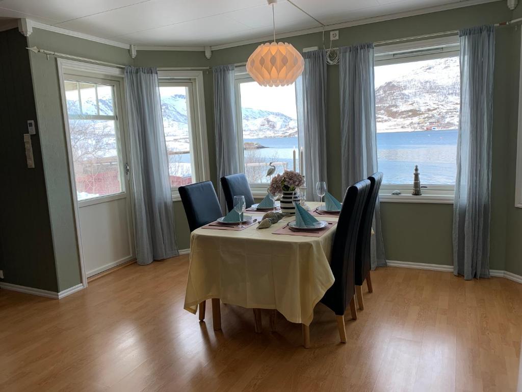 Kvaløya apartment by the sea photo 3