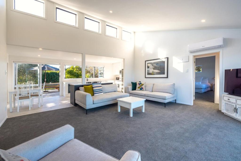 Driftwood Beach House with Spa Pool - Absolute Beachfront! photo 1