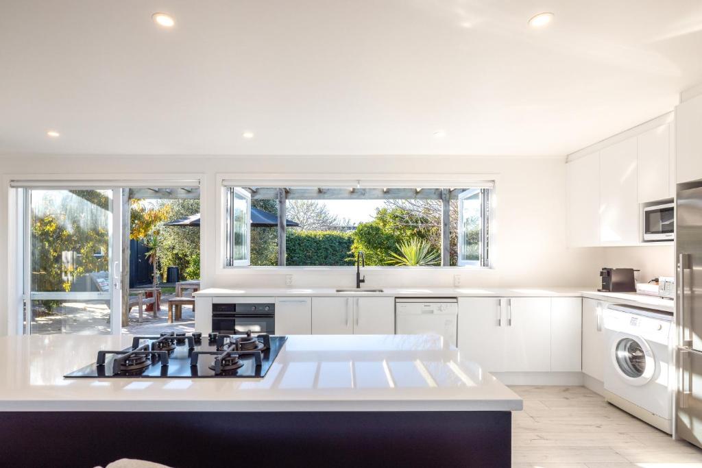 Driftwood Beach House with Spa Pool - Absolute Beachfront! photo 4