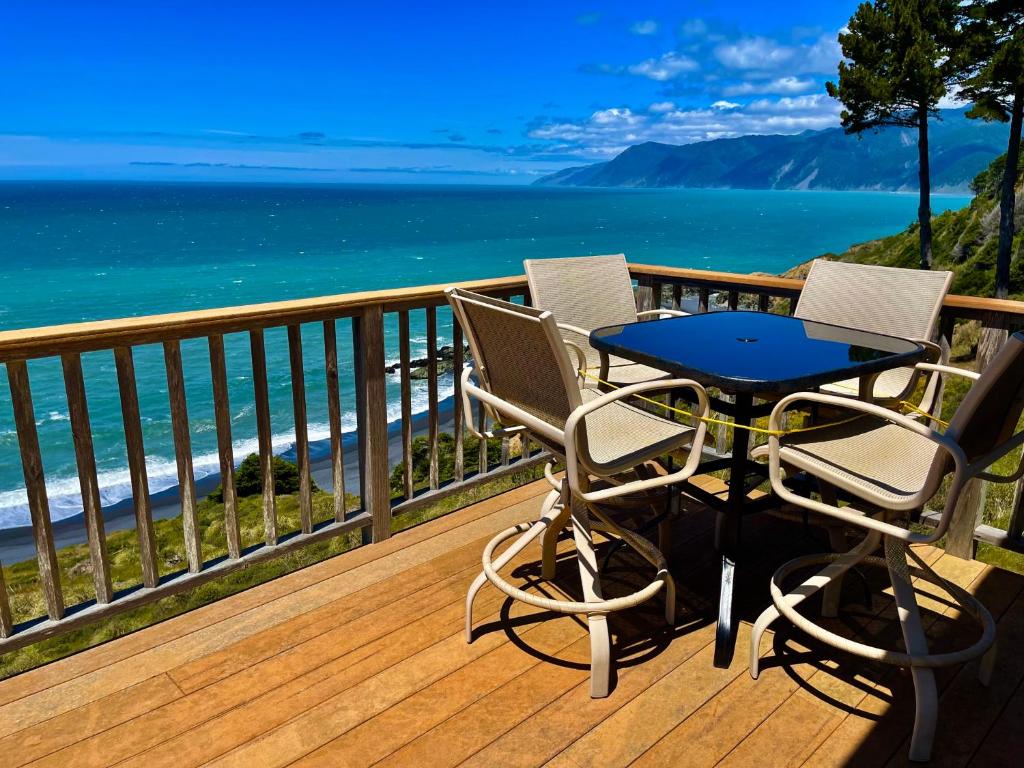 Spectacular Ocean View Penthouse Oceanfront! Hot Tub! Shelter Cove, CA photo 2