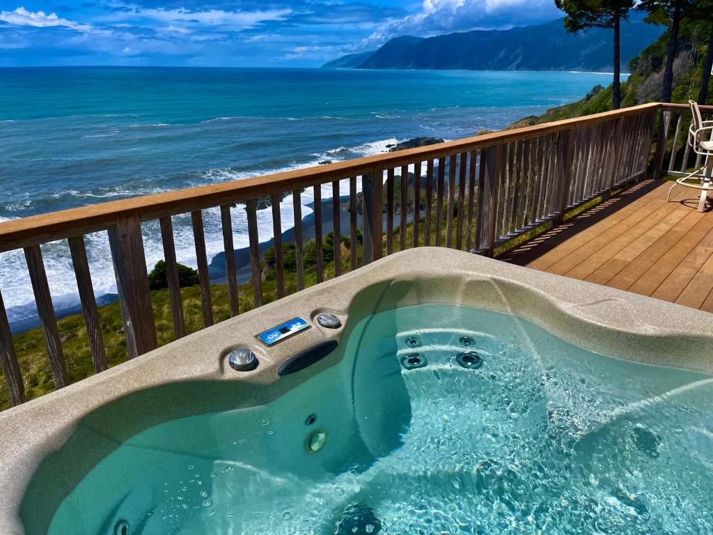 Spectacular Ocean View Penthouse Oceanfront! Hot Tub! Shelter Cove, CA photo 3