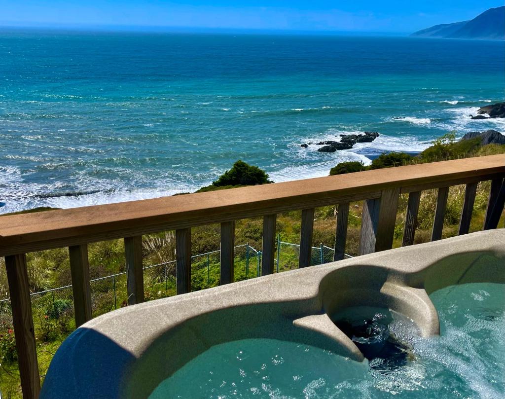 Incredible Ocean View, Oceanfront! Hot Tub! Shelter Cove, CA photo 2