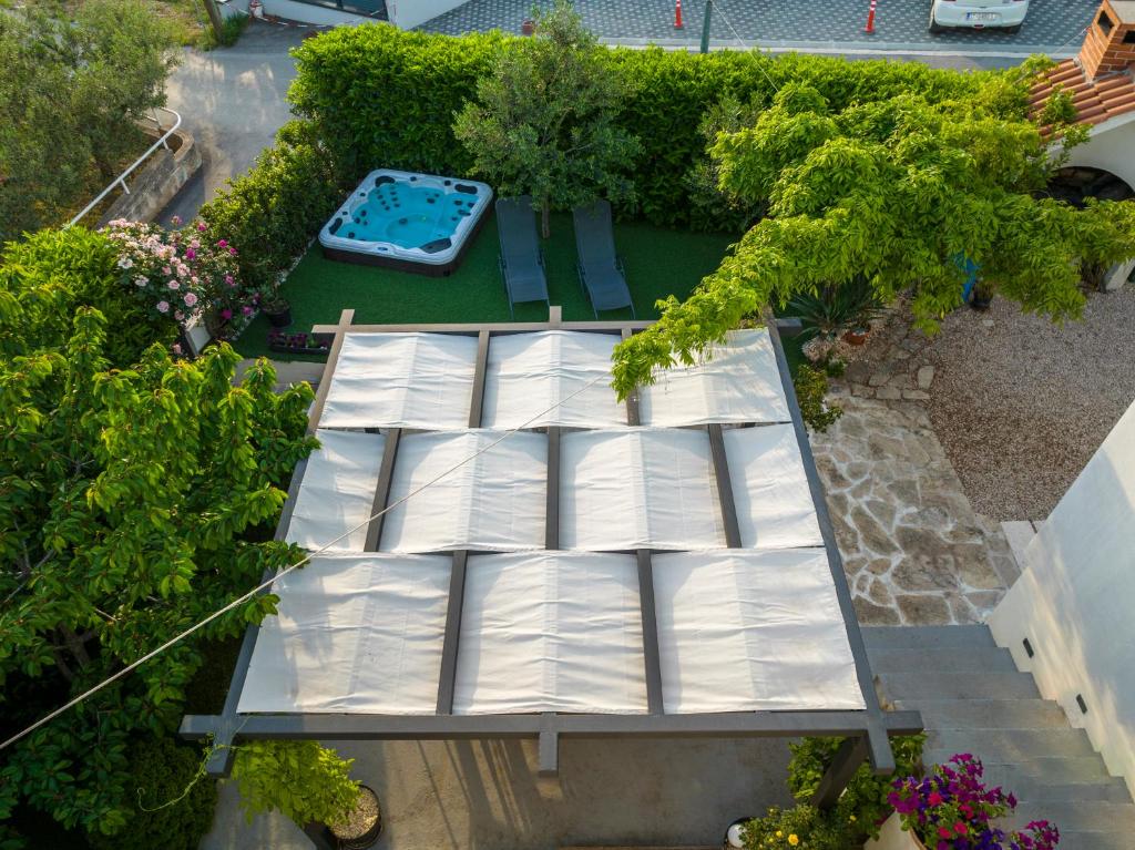 Modern apartment with an outdoor jacuzzi photo 1