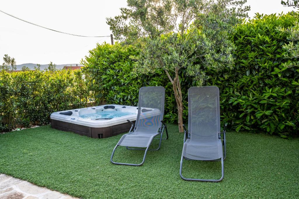 Modern apartment with an outdoor jacuzzi photo 4