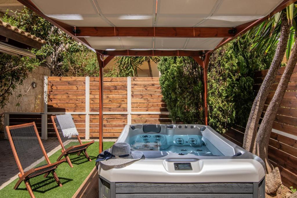 Beachside White apt-Ligaria beach