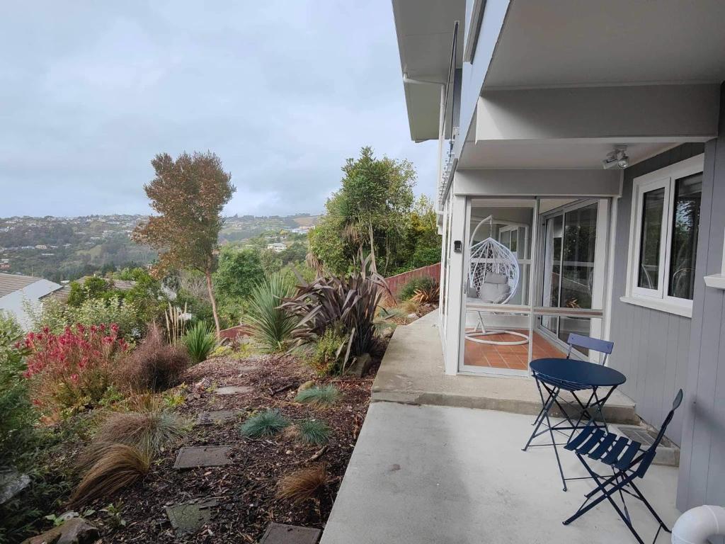 Fully Renovated Hillside Apartment Close To City photo 4
