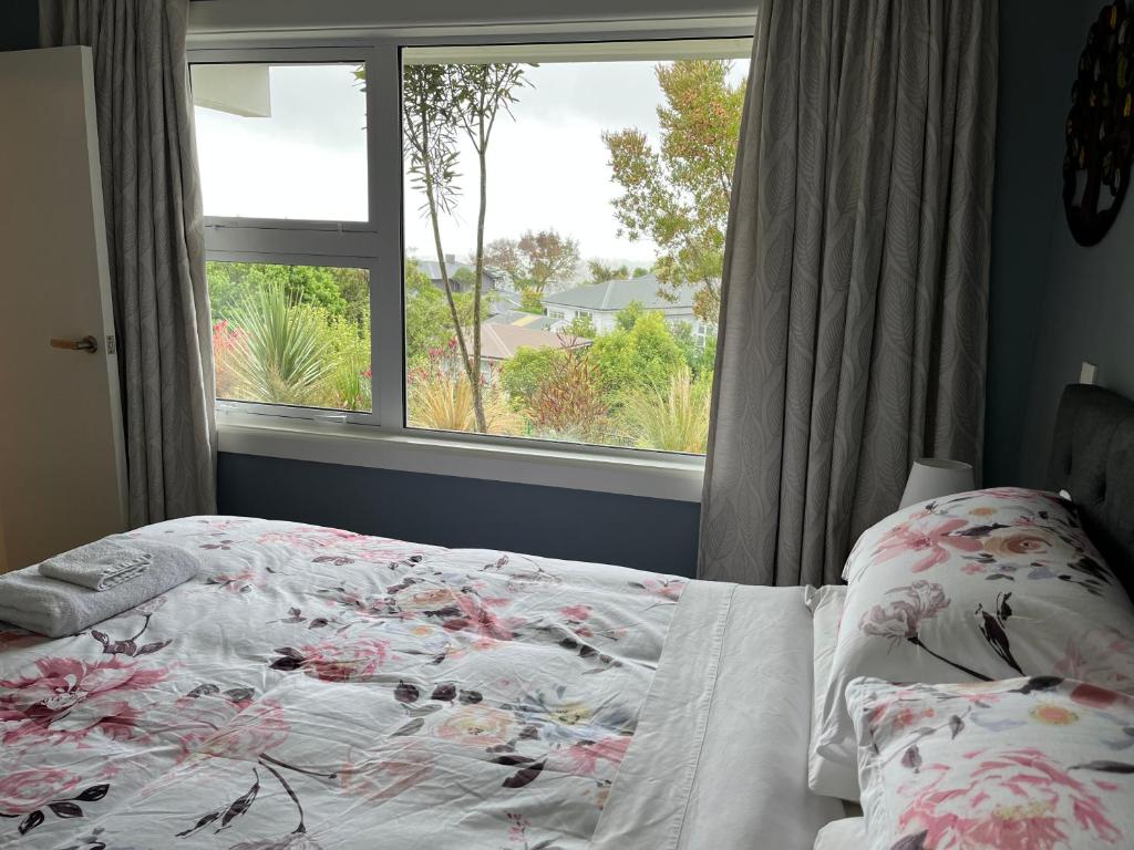Fully Renovated Hillside Apartment Close To City photo 3
