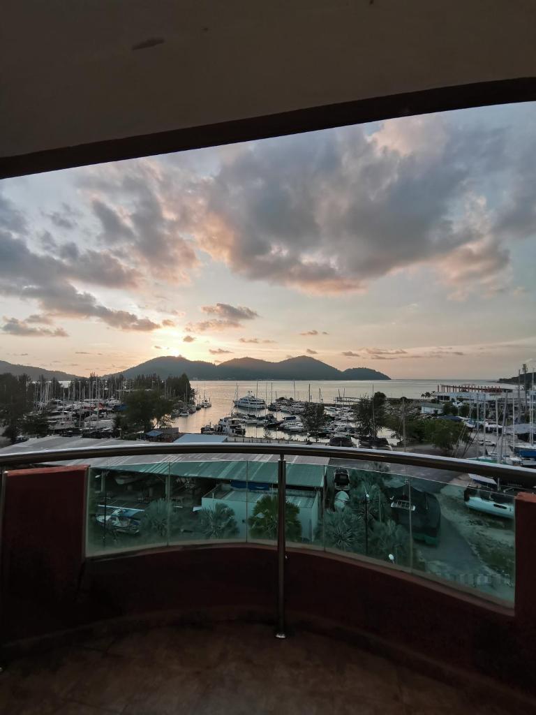 Spacious & Homey Apartment at Marina Island by JoMy Homestay photo 1