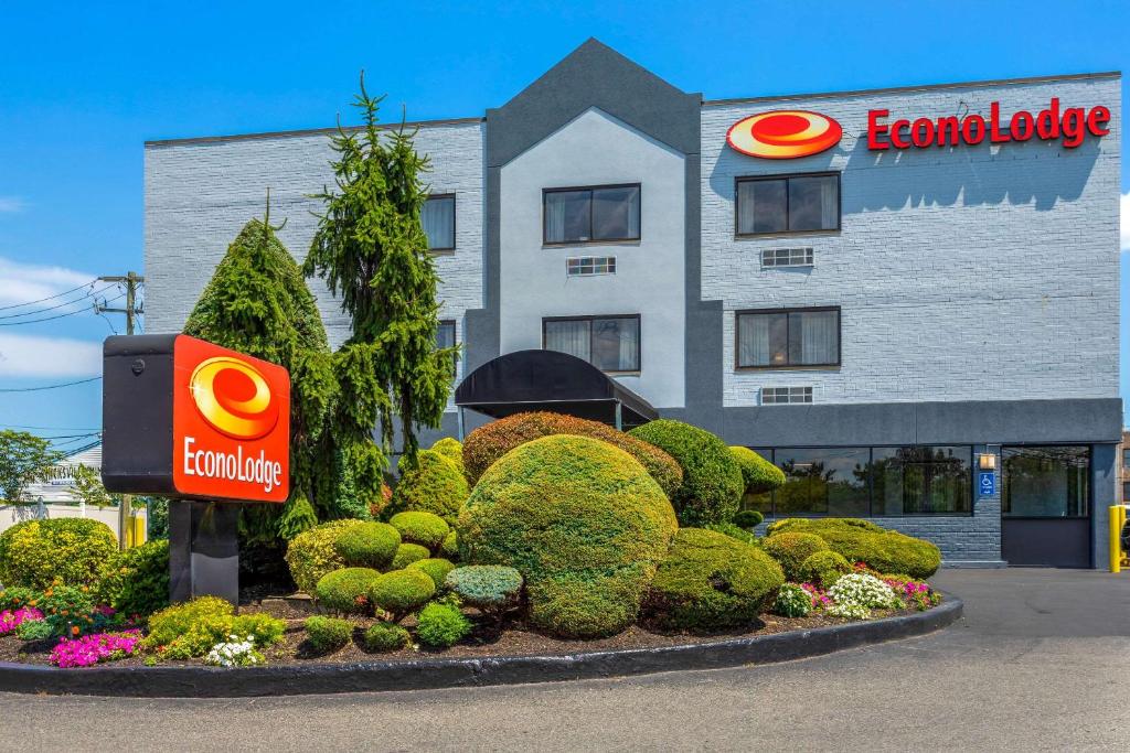 Econo Lodge Hicksville image