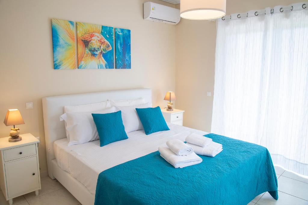 Helios: Charming beach home next to crystal waters photo 3