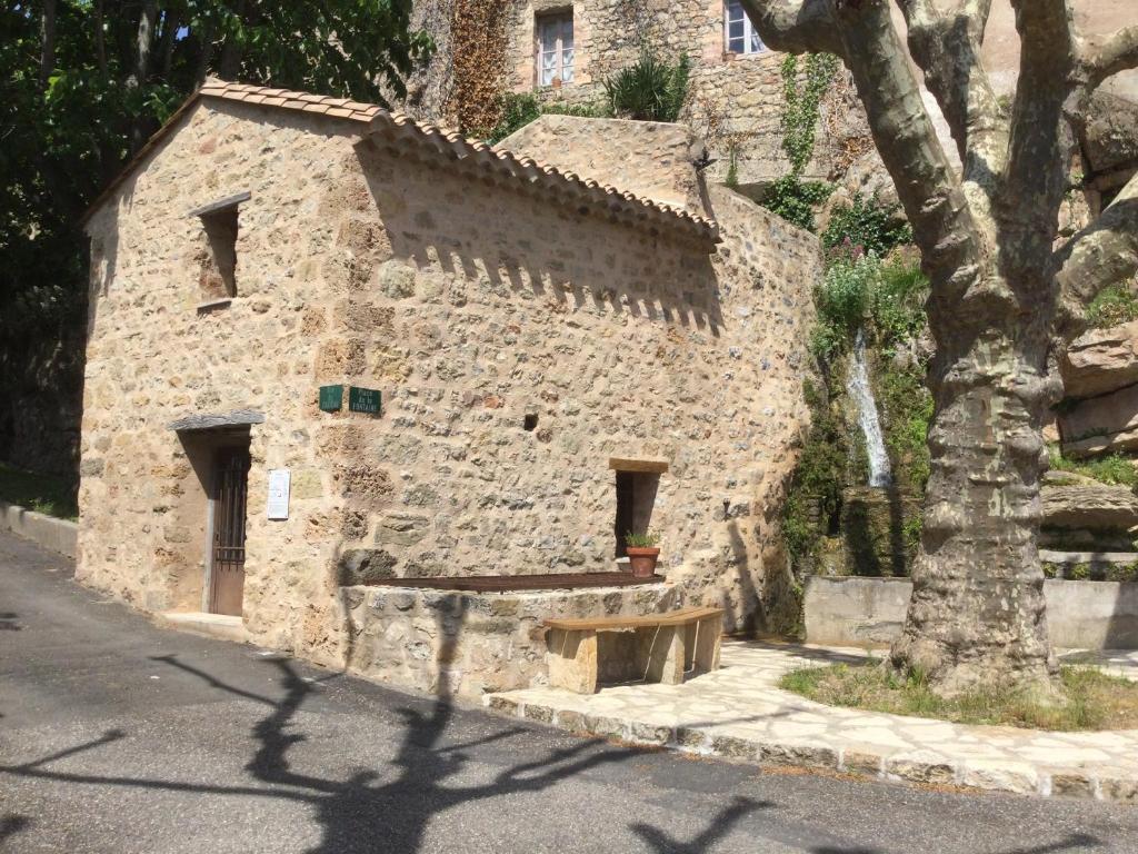 Cosy Pied à Terre with courtyard garden photo 3
