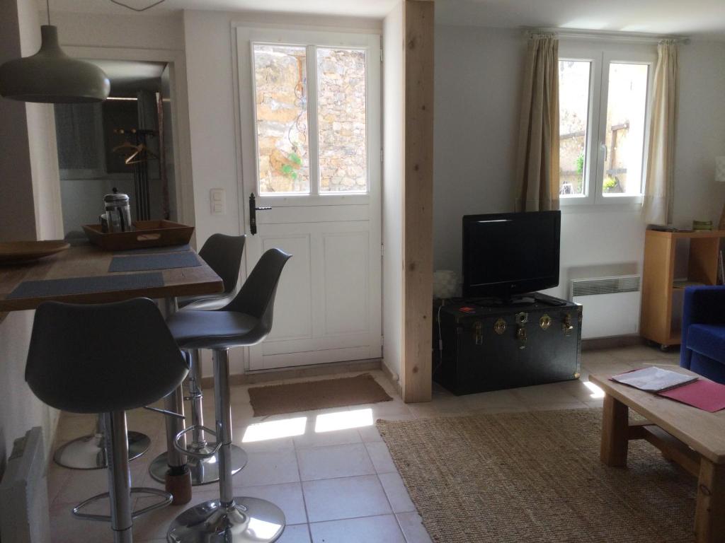 Cosy Pied à Terre with courtyard garden photo 1