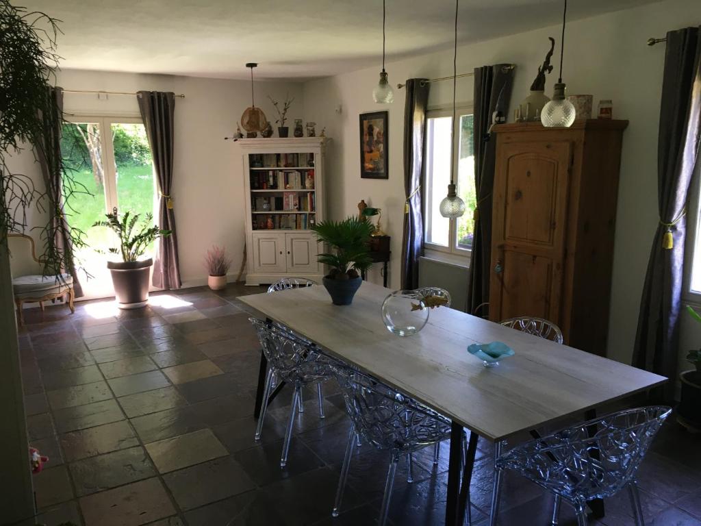 Chambre avec balcon et salle de bains privée photo 2