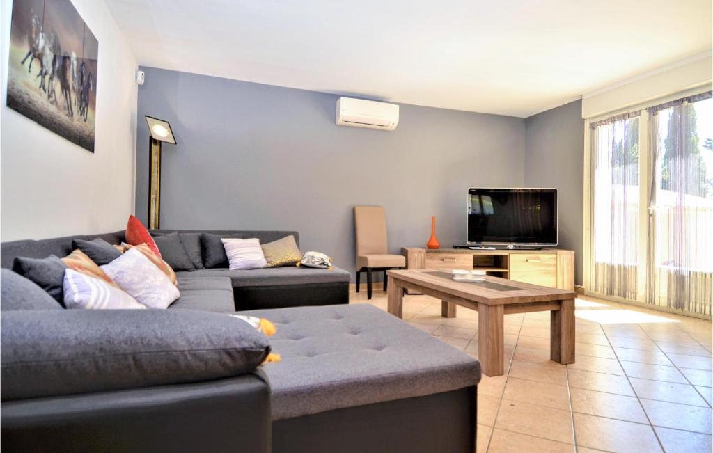 Amazing Home In Saint Laurent La Vernede With Outdoor Swimming Pool, Wifi And 4 Bedrooms photo 1