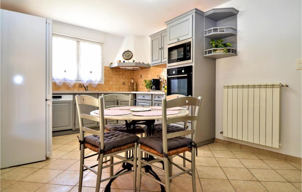 Amazing Home In Saint Laurent La Vernede With Outdoor Swimming Pool, Wifi And 4 Bedrooms photo 4