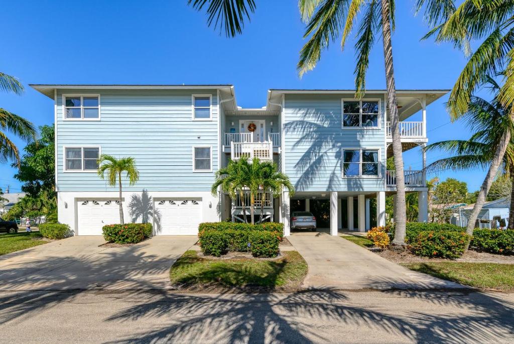 Walk to Beach Recently Renovated Sleeps 6 condo photo 4