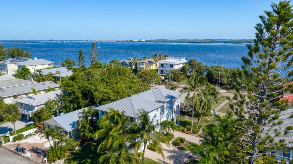 Walk to Beach Recently Renovated Sleeps 6 condo photo 2