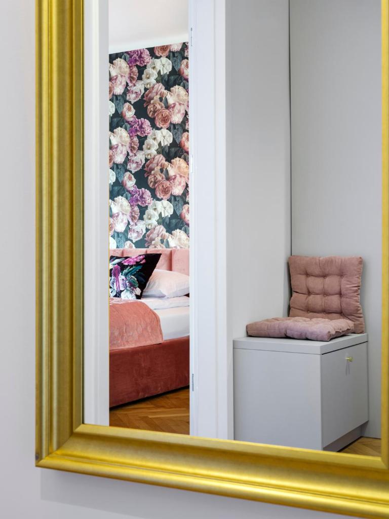 CracWoW City Center Apartment - Tap to explore photos