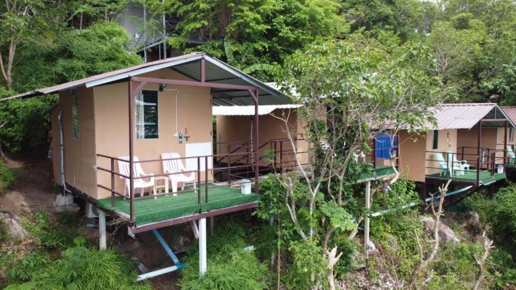 Phi Phi Seaside Bungalow - Tap to explore photos