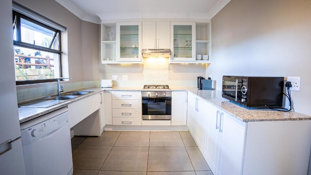 Modern self-catering apartment in a secure estate photo 1
