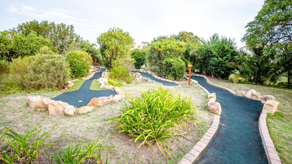 Modern self-catering apartment in a secure estate photo 4
