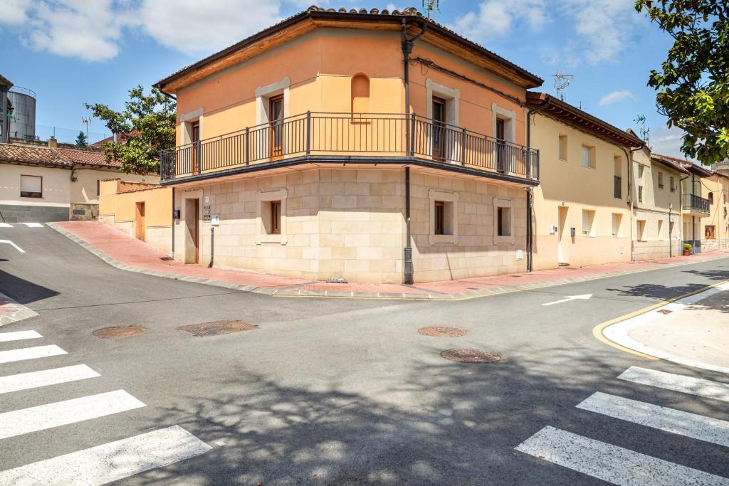 URIBE-ENEA Casa sola con amplio patio en Elciego con visita a bodega, siempre sujeta a disponibilidad photo 1