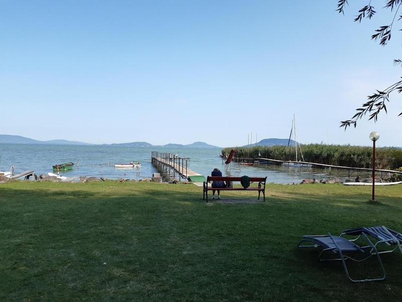 Vízparti gyermekbarát teljesen felújított Apartman, őrzött, saját strand, parkoló, étterem photo 1