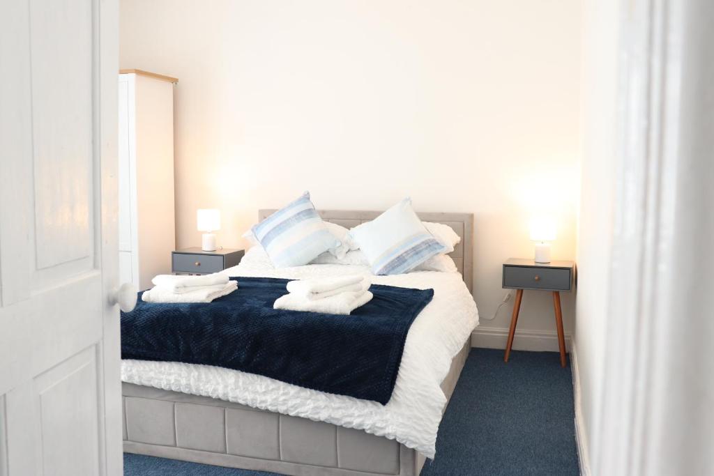 Spacious & Comfortable 3 Bedroom House - FREE WiFi & FREE Parking - Tap to explore photos