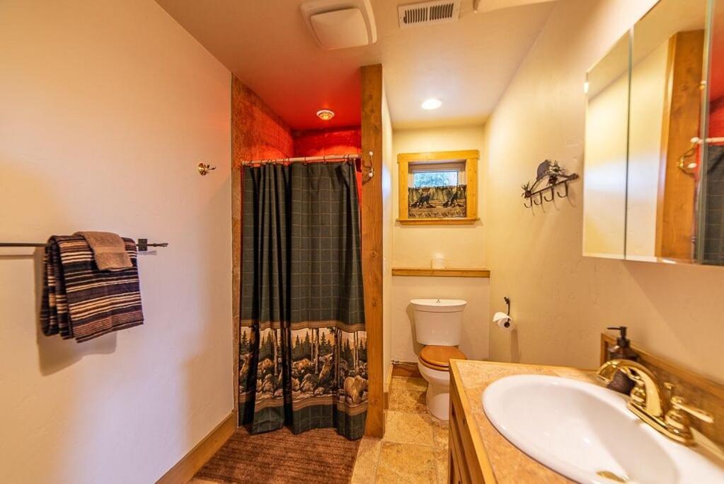 Luxury House with Plenty of Room and Amazing Location - Lookout Lodge photo 4