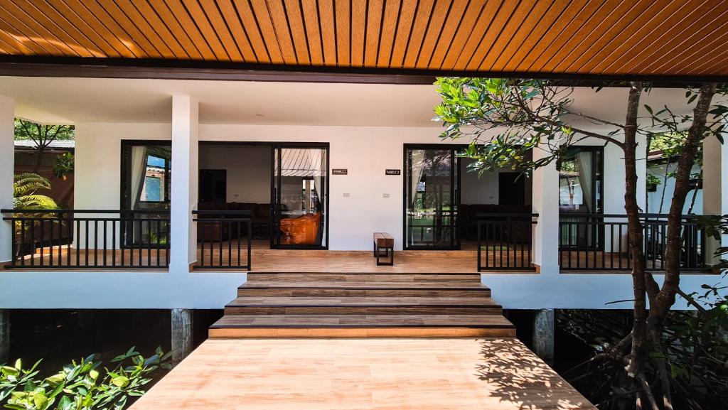 Baan Rim Nam photo 2