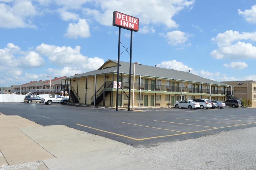 Delux Inn Tulsa image