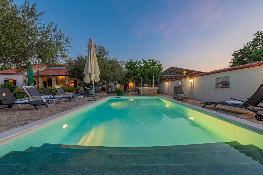 Unique Villa Štrkalj with private pool, traditional tavern, fireplace, 4 bicyles