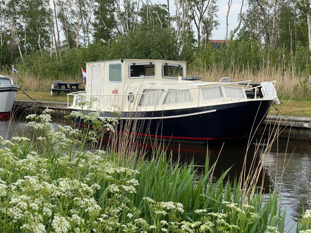Boat Ella - kamperen op het water -niet om mee te varen -read host profile-lees hostprofiel photo 3