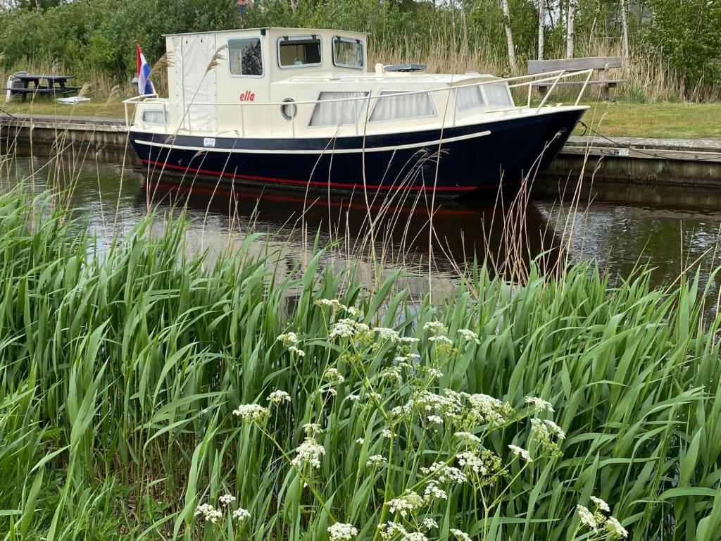 Boat Ella - kamperen op het water -niet om mee te varen -read host profile-lees hostprofiel photo 4