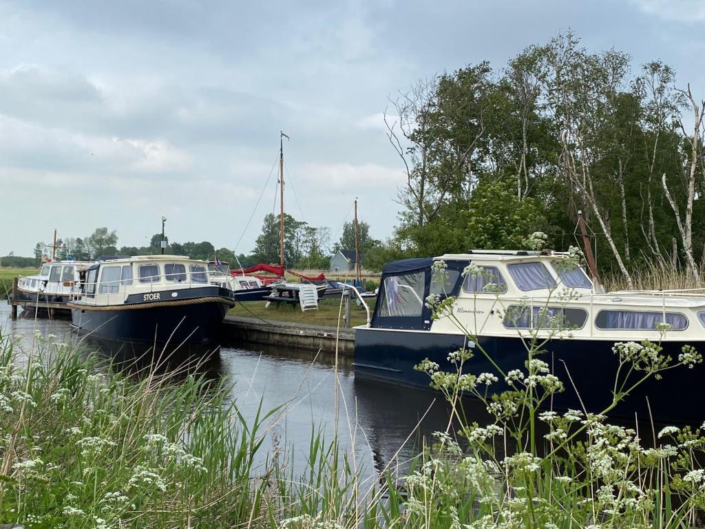 Boat Allemansfreon - kamperen op het water - niet om mee te varen - read host profile-lees hostprofiel photo 3
