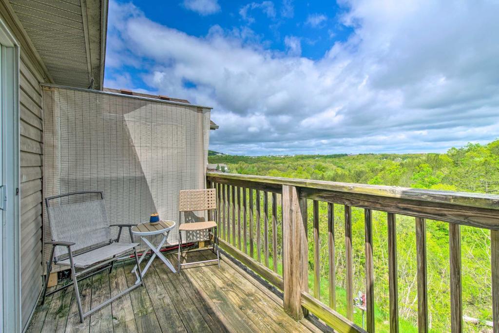 Top-Floor Unit with Balcony about 2 Mi to 76 Strip! photo 2