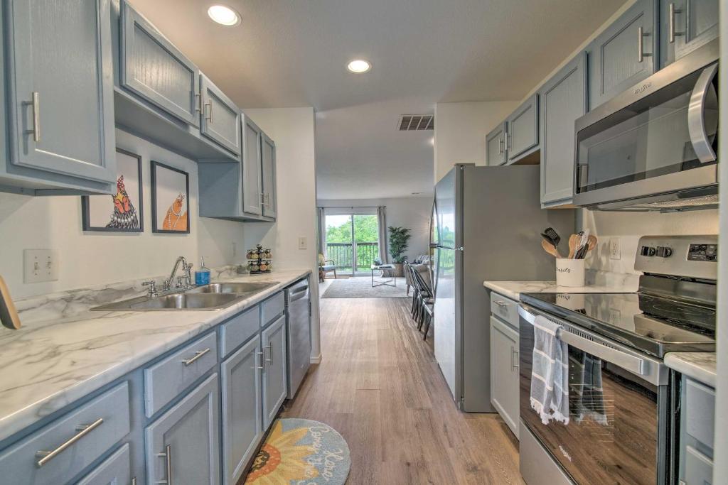 Top-Floor Unit with Balcony about 2 Mi to 76 Strip! photo 1