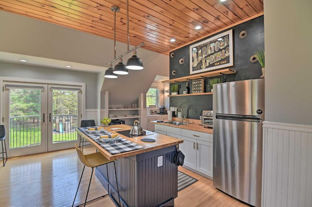 Stylish Studio with Fireplace about 3 Mi From Dtwn! photo 1