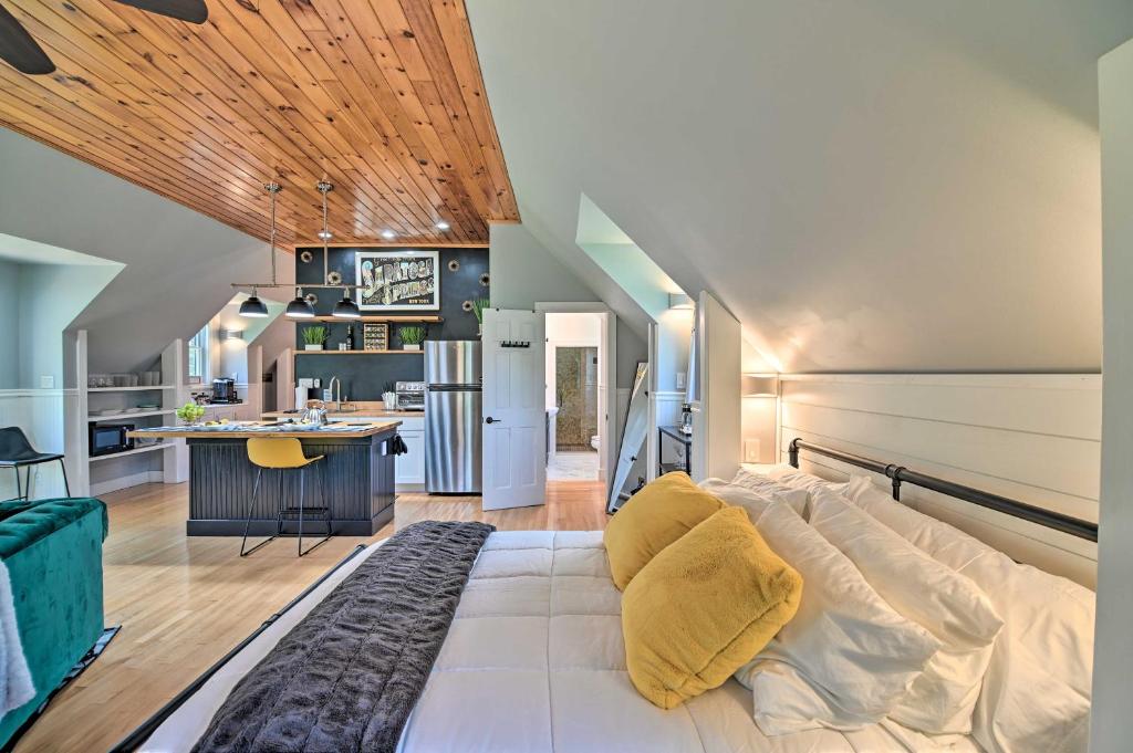 Stylish Studio with Fireplace about 3 Mi From Dtwn! photo 3