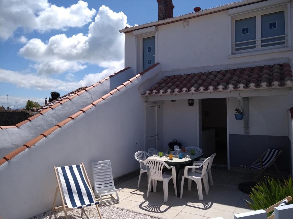 Maison La Guérinière, 4 pièces, 6 personnes - FR-1-224B-42 photo 1