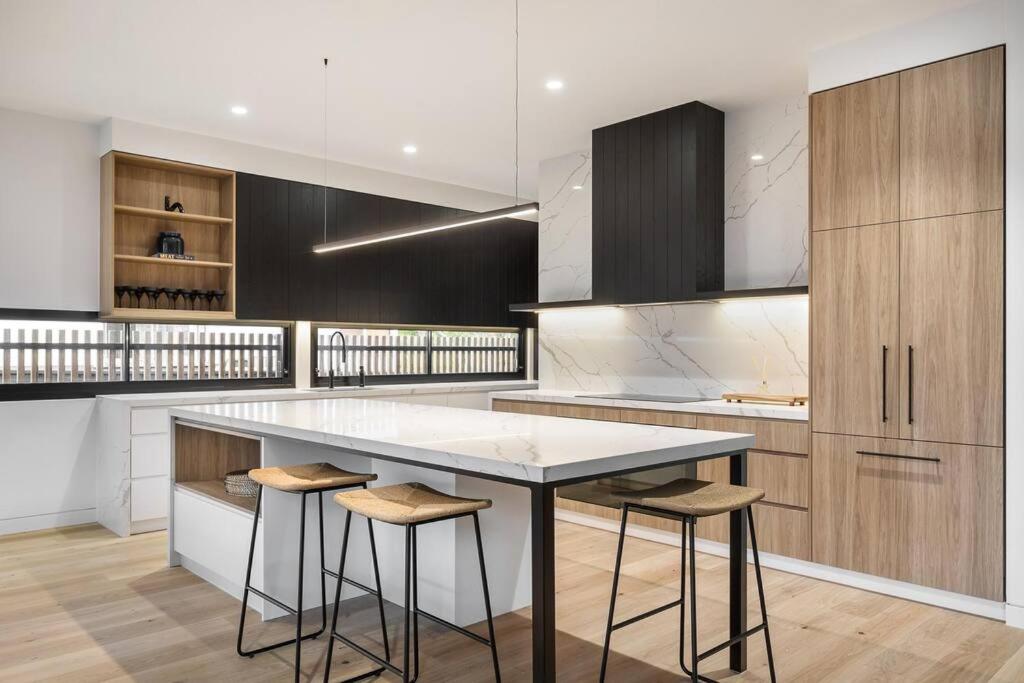 Kirks on Park - brand new luxury home, great location photo 3