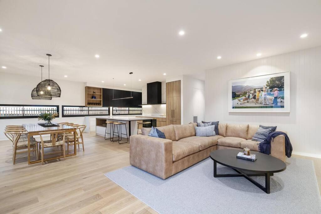 Kirks on Park - brand new luxury home, great location photo 4