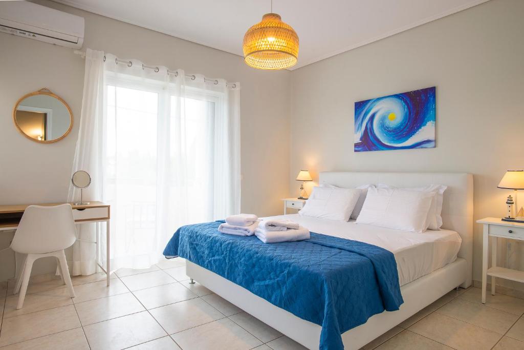 Kima: Relaxing beach home next to sparkling waters photo 2