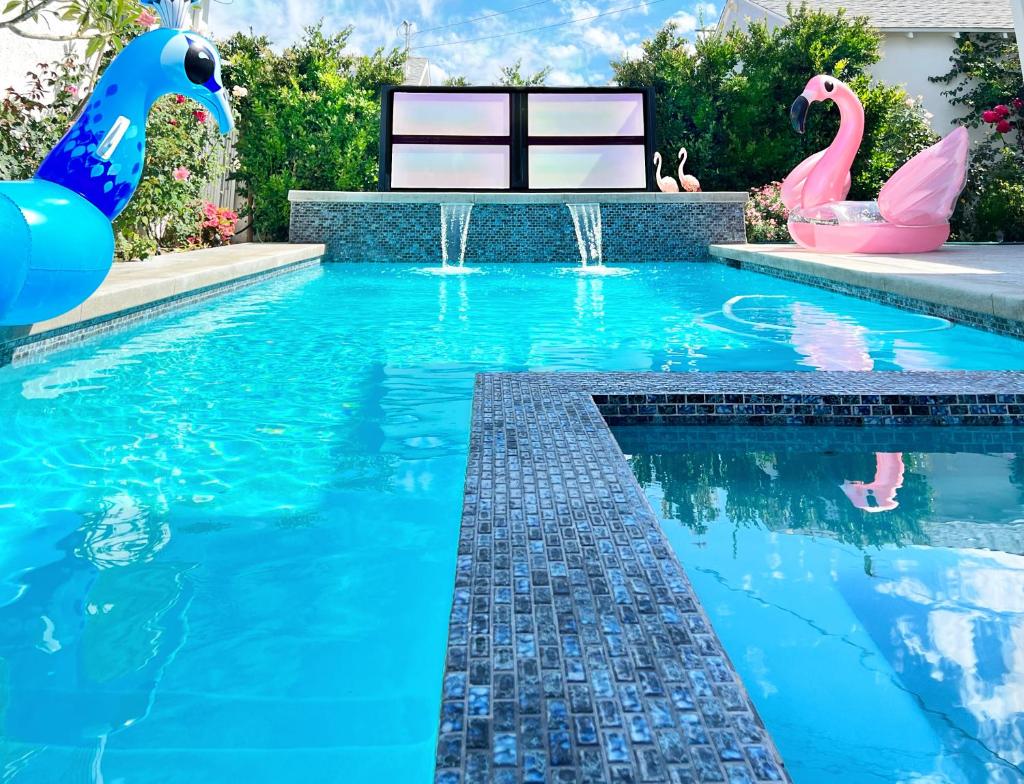 NoHo Luxury Oasis I saltwater pool-spa I sleeps up to 8 I 15 mins from Hollywood image