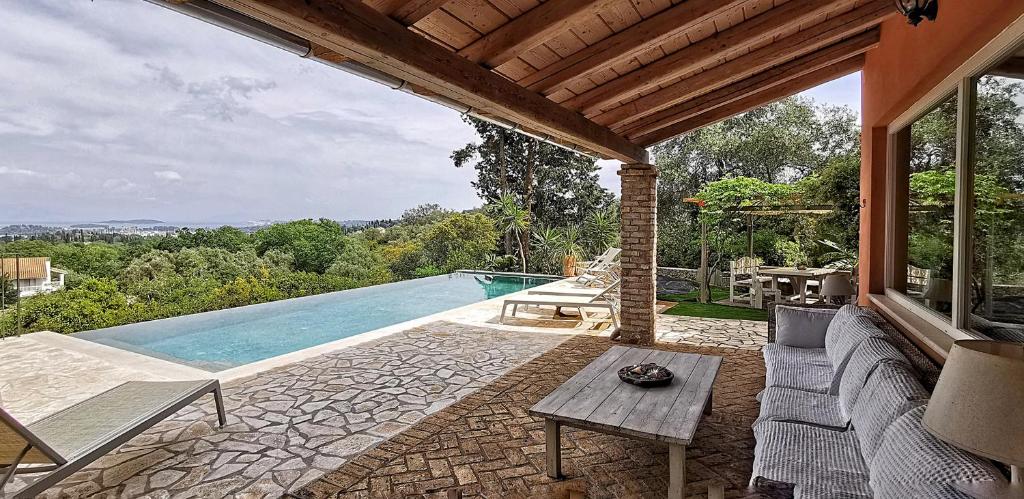 Xenonerantzia Country style villa photo 4